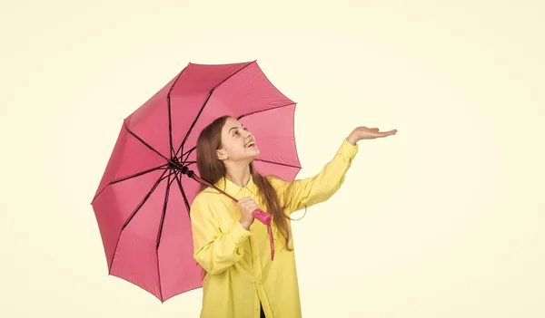 Happy teen girl under pink umbrella in autumn weather isolated on white copy space, autumn — Stock Photo, Image