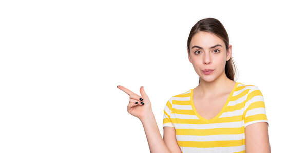 смешная молодая девушка в летней полосатой футболке изолированы на белом фоне. указательный палец