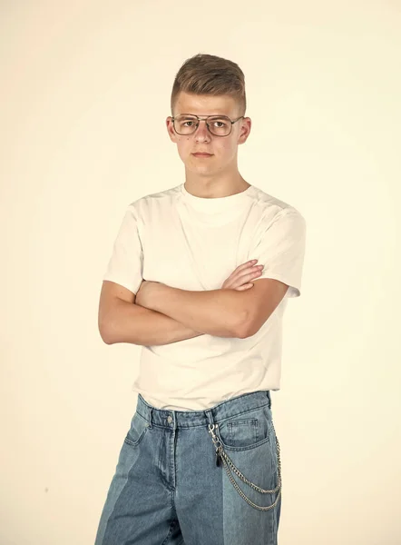 Tienernerd in wit shirt. casual mode stijl. Gelukkige jeugd. stijlvolle jongen — Stockfoto