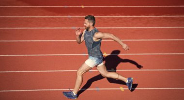 Maraton hızı. Koşucu. Koşu parkurunda enerjik bir adam. Sportif koşucu. dayanıklılık.
