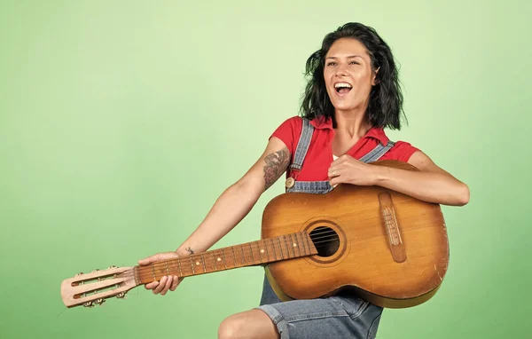 Boldog szép nő barna hajú játszani akusztikus gitár, zene — Stock Fotó