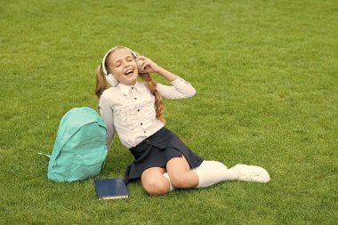 Müzik dersi veriyorum. Mutlu çocuk kulaklıkla müzik dinler. Şarkı söyleme dersleri al. Okul eğitimi. Bilgi toplama günü. 1 Eylül. Çocukluk ve kızlık.