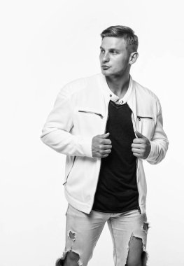 Onun stil anlayışı asla ara vermez. Sıradan tarzda yakışıklı bir adam. Erkek giyim mağazası. Modern trend. Moda. Her gün gardırop. Erkek kıyafetleri. Berber dükkanı. Kuaför salonu..