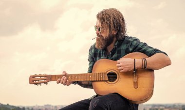 Tişörtlü, beyaz, vahşi hippi akustik gitar çalıyor, şarkıcı..