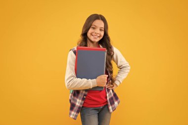 Bilgi almak için devam et. Mutlu çocuk ders kitaplarını tutuyor. Bilgi toplama günü. Okula dönelim. 1 Eylül. Temel eğitim. Her zaman daha çok öğrenirsin..