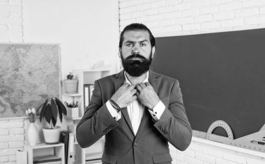 Sabah bakımı. öğrenim süreci. gayri resmi eğitim. Ders sırasında erkek öğrenci sınıfta. Sınavı geçmeye hazırım. Konuyu öğrenmek. ciddi sakallı adam resmi takım elbise giyiyor..