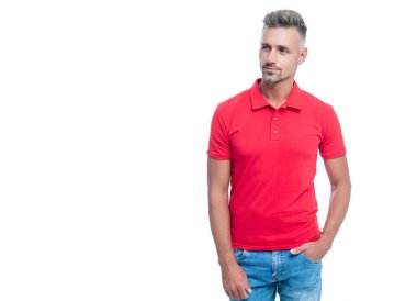 Beyaz arka planda, kırmızı tişörtlü, kır saçlı yakışıklı bir adam. gündelik.