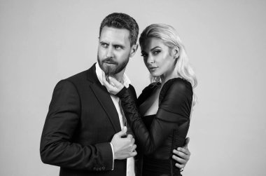 Birbirine aşık çiftler. İş adamı ve seksi bayan kucaklaşır. Bir kadın ve yakışıklı bir adam. Aşk ve romantizm. Romantik ilişkileri olan insanlar. moda ve güzellik. iş ortakları.