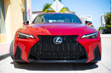 Miami Beach, Florida USA - 13 Nisan 2021: Kırmızı Lexus RC 200t, alçak açı. lüks spor araba.