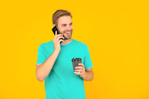 Giovanotto Parla Cellulare Comunicazione Telefonica Tecnologia Mobile Uomo Positivo Parlare — Foto Stock