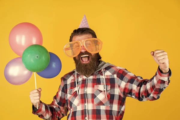 充满了快乐 时尚的男士们过生日时很开心 大胡子的男人庆祝节日 周年纪念日 给他一个惊喜有天赋的活动经理 穿着格子衬衫 头戴派对气球的成熟男人 — 图库照片