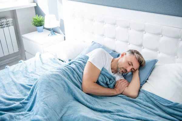 Pria Dewasa Tidur Tempat Tidur Mimpi Indah — Stok Foto