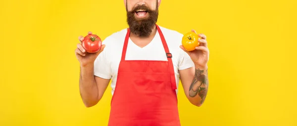 Happy Man Άποψη Των Καλλιεργειών Στο Μαγείρεμα Ποδιά Εκμετάλλευση Κόκκινες — Φωτογραφία Αρχείου