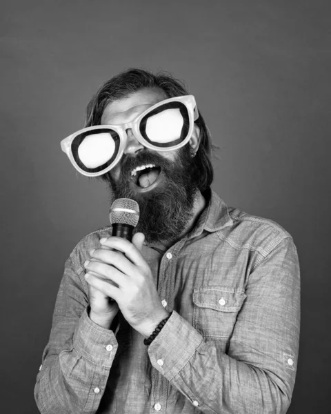 Lustiger Bärtiger Mann Mit Mikrofon Brutaler Kaukasischer Hipster Mit Partybrille — Stockfoto