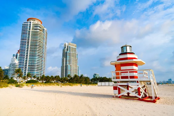 Badmeester Toren Zomerstrand Miami Met Wolkenkrabbers — Stockfoto