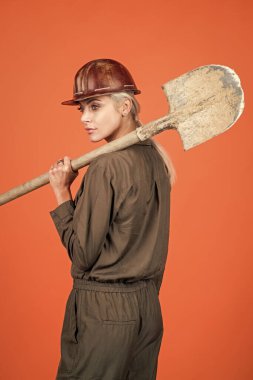 Hadi çalışalım. İşçi bayramı. Klimalı ve kasklı kadın. Kadın müteahhit kürek tutuyor. Bina ve inşaat. Bayan mimar. Turuncu arka planda mühendis. Ustabaşı kız emniyet başlığı takıyor.