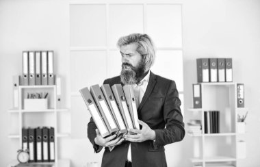 İşletme bölümünün yetenekleri var. Olağanüstü yetenekli muhasebeci ofis ceketi giyer. İdari danışman ya da analistler iş belgeleriyle çalışır. Finansal analistler klasörü tutuyor. sigorta olarak çalışmak.