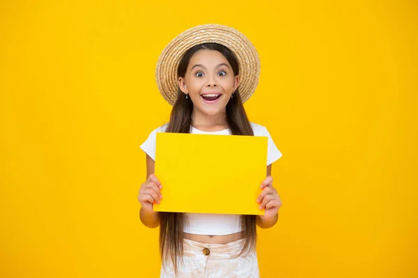 Schockiertes Teenie Mädchen Hält Leeres Werbepapier Mit Kopierraum Auf Gelbem — Stockfoto