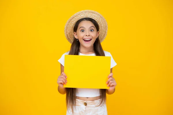 Chocado Adolescente Menina Segurar Vazio Papel Publicitário Com Espaço Cópia — Fotografia de Stock