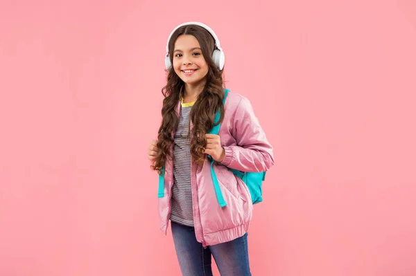 헤드셋 액세서리 새로운 이어폰을 아이입니다 온라인 학교로 헤드폰을 소녀를 웃으면서 — 스톡 사진