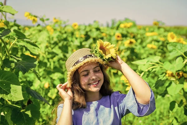 Hermosa Cara Niña Jugando Girasoles Fondo Naturaleza Buen Humor — Foto de Stock