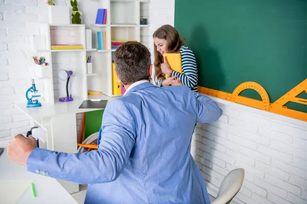 Professor Irritado Gritando Com Criança Quadro Negro — Fotografia de Stock