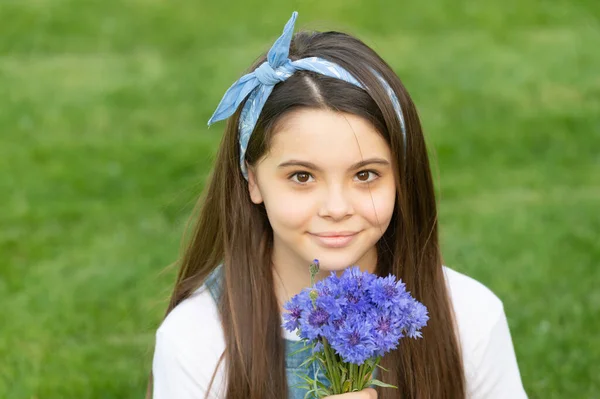 Retrato Menina Adolescente Com Flores Primavera — Fotografia de Stock