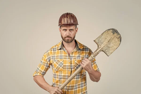 ヘルメットのハンサムなビルダー 大人の男はチェックシャツを着てる 掘削準備ができているプロのコンストラクター 建築技術者 労働者の日です シャベルで男の労働者 男は制服を着て — ストック写真