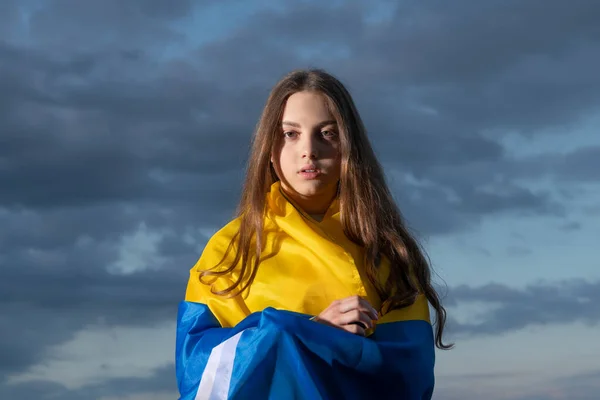 Patriotyczne Nastolatek Ukraiński Dziewczyna Narodową Flagą Niezależny Ukraina — Zdjęcie stockowe