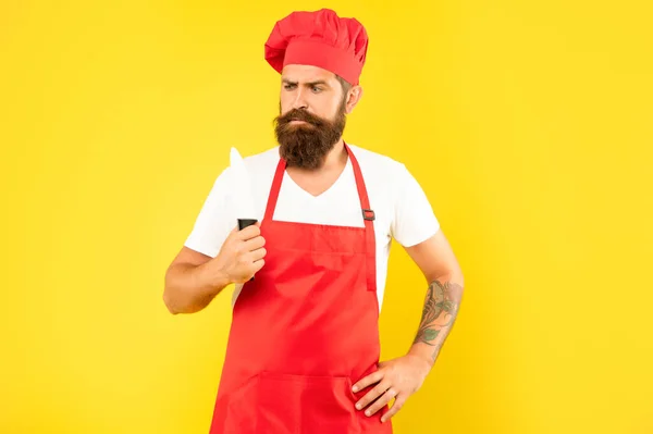 Homem Carrancudo Avental Vermelho Toque Olhando Para Chefs Faca Mão — Fotografia de Stock