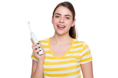 Beyaz arka planda elektrikli diş fırçası olan mutlu genç bir kadın..