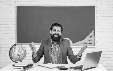 Aramıza hoş geldin. Bilgi günü. Olgun sakallı öğretmen derste. Sınıfta tahtasıyla çalışan acımasız bir adam. Sınava hazırlan. Ders üzerine ders veren üniversite hocası. Okula dönüyorum. resmi eğitim.