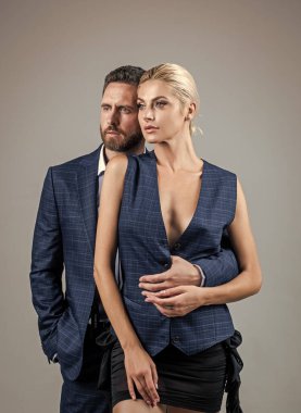 Resmi moda. Güven. Zarif resmi çift kucaklaşması. Birbirine aşık çiftler. İş adamı sarılması seksi bayan. Yakışıklı erkek ve kadının romantik ilişkileri var. ortaklık ve ilişki.