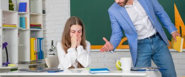 Katı bir öğretmenle sınıfta çocuk eğitimi.