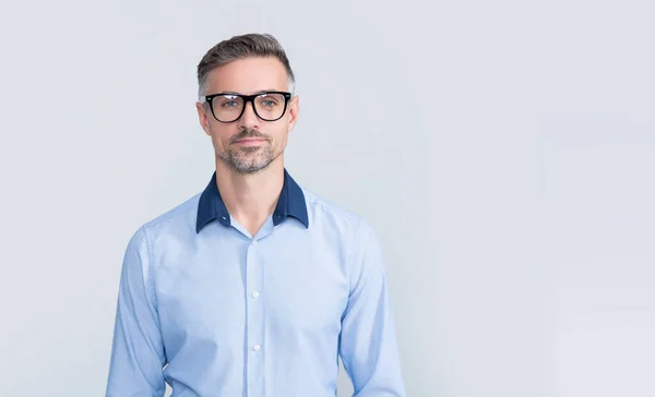 Glimlachende Volwassen Ceo Dragen Zakelijke Shirt Bril Grijze Achtergrond — Stockfoto