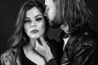 Her şeyi birlikte yapıyoruz. Birbirine aşık çiftler. Deri ceketli şık bir çift. Sakallı adam kadını okşar. Aşk ve romantizm. Romantik ilişki. Sevgili portresi. öpüşme.