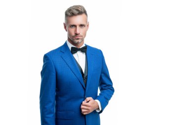 Beyaz arka planda mavi, zengin smokinli bir damat izole edilmiş..