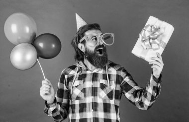 Mükemmellik ödülü. Ona sürpriz yapacağım. Yetenekli bir etkinlik yöneticisi. Kareli tişörtlü ve balonlu olgun bir adam. Şık erkek doğum gününde eğleniyor. Sakallı adam bayramı kutluyor. yıldönümü.