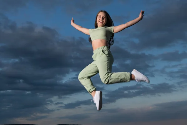 Mutlu Genç Kız Gökyüzünde Yükseğe Zıplıyor — Stok fotoğraf