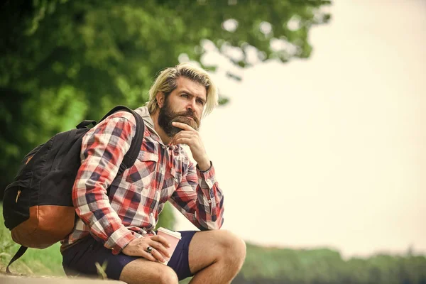 턱수염을 백스터 남자가 평상복을 주말에 휴식을 즐긴다 아침에 마시는 휴게실에 — 스톡 사진