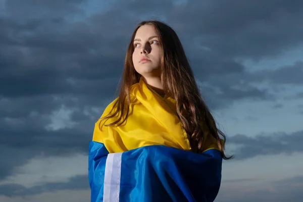 Патриотическая Девочка Подросток Национальным Флагом Украины — стоковое фото