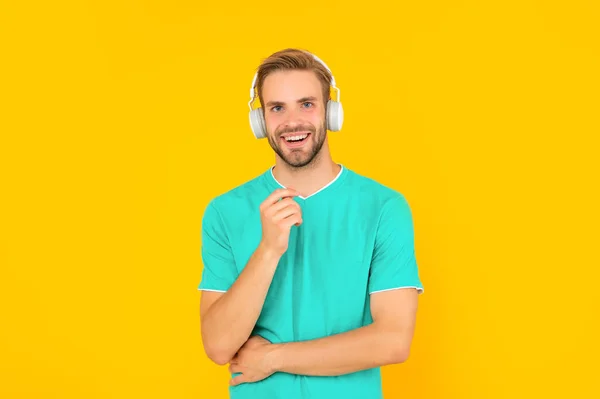Χαρούμενος Αξύριστος Νεαρός Ακουστικά Κίτρινο Φόντο Μουσική — Φωτογραφία Αρχείου