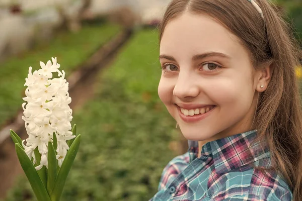 Trevligt Leende Trädgårdsodling Trädgårdsarbete För Barn Glad Tonåring Flicka Florist — Stockfoto