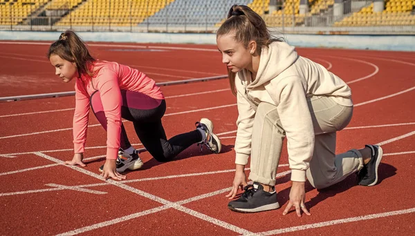 Adatta Corridori Adolescenti Ottenere Impostato Posizione Pronta Pista Corsa Inizio — Foto Stock