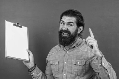 Bir fikrim var. Bilgi günü. Dosyası olan olgun sakallı bir öğretmen. Sınıfta tahtasıyla çalışan acımasız bir adam. Sınava hazırlan. Ders üzerine ders veren üniversite hocası. Okula dönüyorum. resmi eğitim.