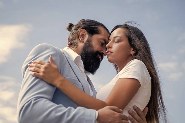 Liebesgeschichte Bärtiger Mann Umarmt Frau Romantik Romantisches Date Beziehung Freund — Stockfoto