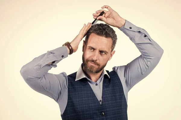 Hombre Guapo Peinarse Pelo Con Cepillo Barbería — Foto de Stock