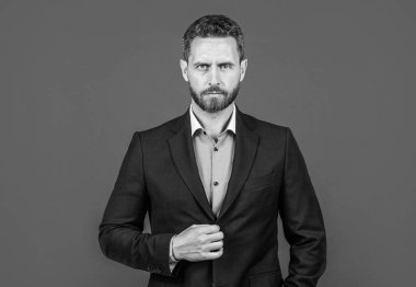 Takım elbiseli, kendine güvenen yakışıklı iş adamı..