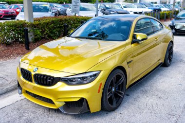 Miami Beach, Florida USA - 15 Nisan 2021: Sarı bmw m4, köşe kenarı manzaralı. Lüks spor araba..