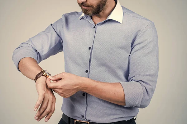 Zugeschnittener Mann Der Die Zeit Kontrolliert Armbanduhr Auf Männlicher Hand — Stockfoto